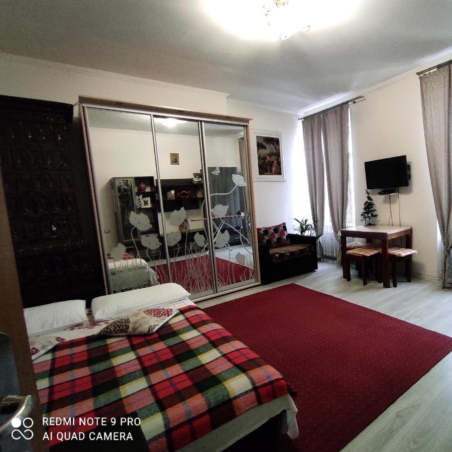 Двокімнатна Квартира В Центрі Міста Lviv Kültér fotó